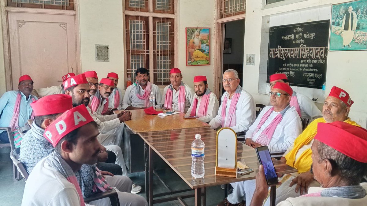 SocialistChaud1's tweet photo. पूर्व प्रत्याशी BJP वि.सभा अयाह शाह श्री हीरालाल निषाद जी ने @samajwadiparty ���ी नीतियों सिद्धांतों एव मा.@yadavakhilesh जी के विकास कार्यों से प्रभावित होकर आज अपने जिम्मेदार साथियों सहित जिला अध्यक्ष @SurendraPrh6zp द्वारा पार्टी की सदस्यता ग्रहण की @manzar_yar 
@shakilahamd7 https://t.co/60ZmGDU2QI