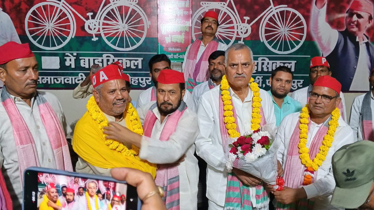 SocialistChaud1's tweet photo. पूर्व प्रत्याशी BJP वि.सभा अयाह शाह श्री हीरालाल निषाद जी ने @samajwadiparty ���ी नीतियों सिद्धांतों एव मा.@yadavakhilesh जी के विकास कार्यों से प्रभावित होकर आज अपने जिम्मेदार साथियों सहित जिला अध्यक्ष @SurendraPrh6zp द्वारा पार्टी की सदस्यता ग्रहण की @manzar_yar 
@shakilahamd7 https://t.co/60ZmGDU2QI