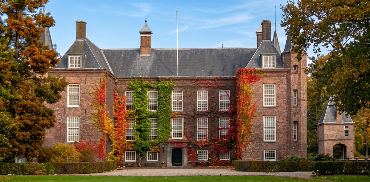 wimbeerden's tweet photo. Kasteel van de dag
28 september 2026
Het "Slot Zuylen" oorspronkelijk uit 1522 in Oud-Zuilen  bij de stad Utrecht.
Foto's door mij genomen op 1 november 2010 en verbeterd met AI. https://t.co/4KYGiy00N5