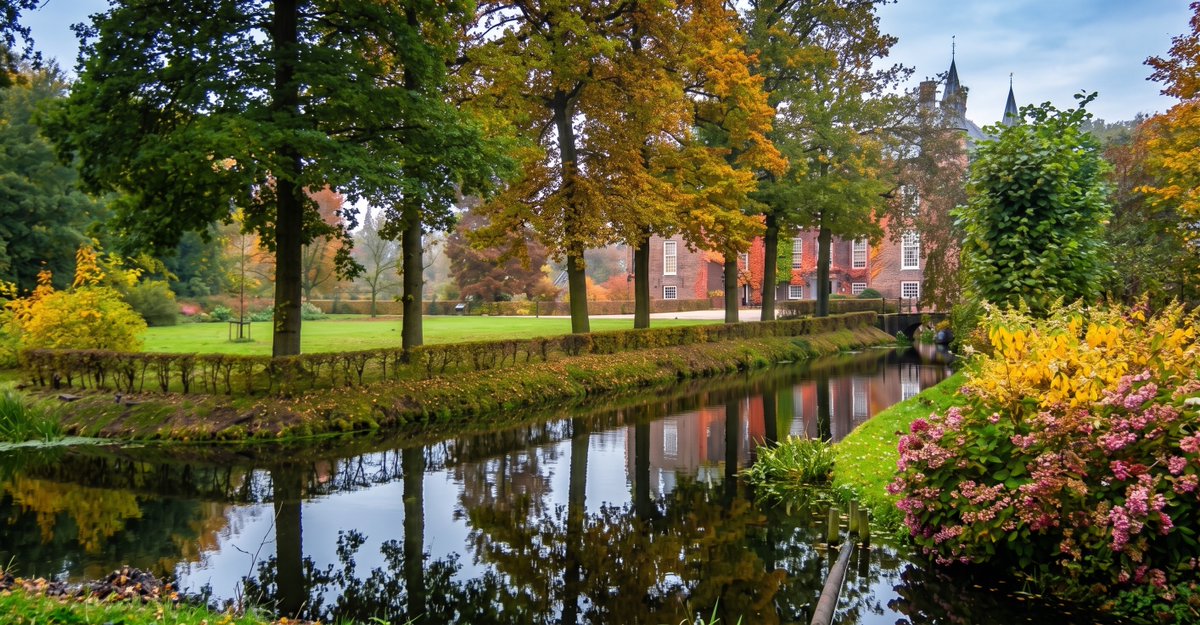 wimbeerden's tweet photo. Kasteel van de dag
28 september 2026
Het "Slot Zuylen" oorspronkelijk uit 1522 in Oud-Zuilen  bij de stad Utrecht.
Foto's door mij genomen op 1 november 2010 en verbeterd met AI. https://t.co/4KYGiy00N5