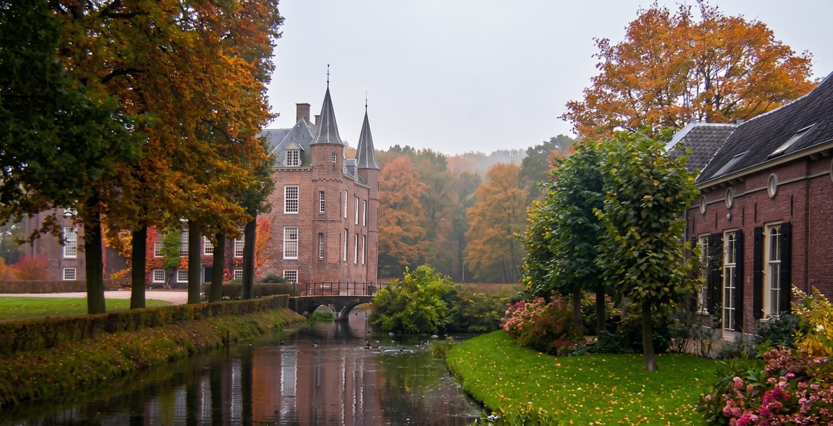 wimbeerden's tweet photo. Kasteel van de dag
28 september 2026
Het "Slot Zuylen" oorspronkelijk uit 1522 in Oud-Zuilen  bij de stad Utrecht.
Foto's door mij genomen op 1 november 2010 en verbeterd met AI. https://t.co/4KYGiy00N5