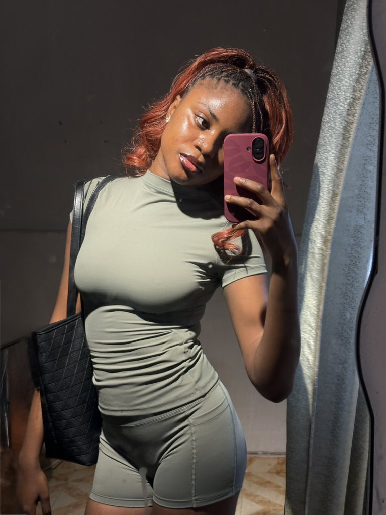shezzzz_weird's tweet photo. My life no hard at all
wear clothes, do lip combo , take pictures , off the clothes , stay indoor back 😹😹 https://t.co/fkmdy36BVr