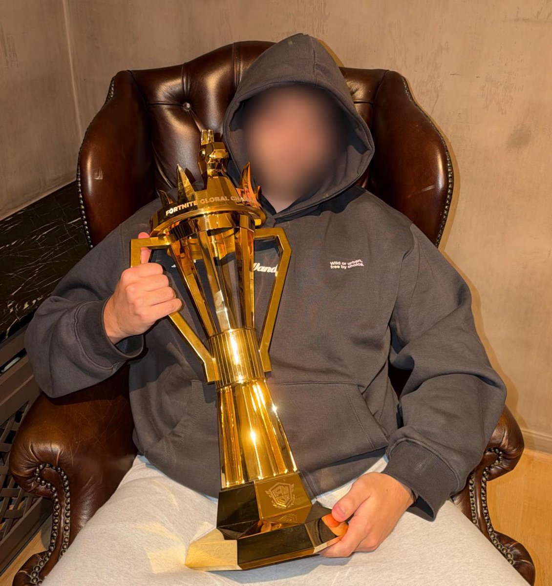 wazzth's tweet photo. Je n’aurais jamais cru pouvoir toucher ce trophée un jour 🥹🏆

Depuis plus de 2 ans, je dédie ma vie à ce projet. Si j’ai décidé de créer @HvKGGs, c’est exactement pour vivre des moments comme celui qu’on a vécu ce week-end : vibrer, ressentir des émotions fortes et surtout voir des petits prodiges que j’adore accomplir leurs objectifs.

On a réussi à créer un roster parfait, exactement comme je l’imaginais : des joueurs extrêmement talentueux, mais avant tout des humains incroyables. C’est pour moi le critère numéro 1 quand on s’intéresse à un joueur : l’humain.

Voir @pixiefnbr soulever ce trophée m’a rendu tellement heureux. On a construit une si belle histoire avec lui depuis le début, et le voir devenir Champion du Monde sous nos couleurs rend tout ça encore plus spécial.

Le voir le faire avec @SwizzY281 l’était encore plus. C’est une vraie fierté d’avoir un joueur comme lui dans notre roster, car avant d’être le GOAT du jeu, c’est un gars ultra attachant et passionné. Il mérite tellement d’avoir marqué l’histoire avec ce B2B.

C’est un duo qui n’aura peut-être jamais atteint son plein potentiel, car ils auraient pu tout gagner, mais qui en aura montré suffisamment pour devenir Champions du Monde. Ces deux gars sont exceptionnels.

Voir mes deux prodiges danois @PabloWingu & @Tjino9, que je considère comme ma famille, entrer dans l’arène avec notre maillot et se battre jusqu’au bout malgré le contexte au spawn m’a rendu extrêmement fier. Ils sont clairement l’avenir du jeu.

Pouvoir aussi accompagner de jeunes talents comme @p1xxfn ou des joueurs incroyables comme @IDropfn est un vrai plaisir. Ils me prouvent chaque jour que la gentillesse et l’humilité ont toujours leur place au plus haut niveau.

J’ai aussi une énorme pensée pour mon @woxshter qui n’était pas présent mais qui reviendra en force sans aucun doute en 2027. Il ne finira pas sa carrière sans titre, il a trop de talents pour ça.

Je pense que ce qui fait notre force depuis le début, c’est que chez nous, chaque joueur est bien plus qu’un joueur : chacun est considéré comme un véritable membre de la famille.

Ce trophée, c’est une immense consécration après tout le travail accompli depuis plus de 2 ans.

Mais surtout, ça nous donne encore plus envie d’aller en soulever d’autres 😈

Bref, sur ce, que le mercato commence !