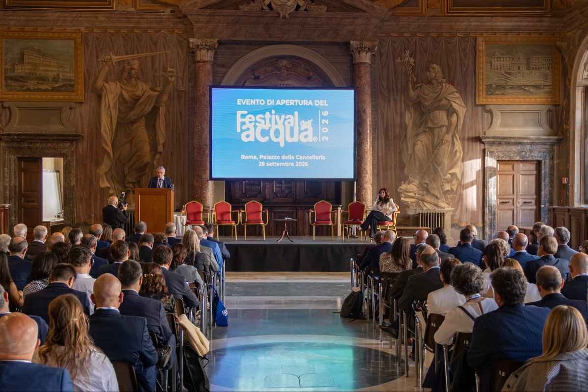 AceaGruppo's tweet photo. Le infrastrutture idriche rappresentano una delle grandi sfide strategiche per il futuro dell’Europa.

Al Festival dell’Acqua, il nostro Presidente Alessandro Rivera ha richiamato la necessità di un salto di scala nelle politiche e negli investimenti in questo campo.

«Credo che l’Europa debba fare sulla resilienza idrica quello che ha saputo fare, in una fase precedente, sulle energie rinnovabili: definire una strategia comune, creare un quadro stabile di regole e incentivi e utilizzare le risorse pubbliche come leva per mobilitare investimenti molto più ampi».

Come primo operatore idrico nazionale, siamo pronti a fare la nostra parte. Nei primi sei mesi del 2026 abbiamo investito oltre 660 milioni di euro.

La sfida ora è guardare oltre il PNRR, verso una vera politica europea per la resilienza idrica, con risorse adeguate e stabili e una governance capace di mobilitare insieme capitale pubblico e privato.

Perché, come ha sottolineato il Presidente Rivera, «dobbiamo, in altre parole, tornare a pensare in grande alle infrastrutture idriche».

#Acea #FestivalDellAcqua #Acqua #Infrastrutture #Europa @UTILITALIA