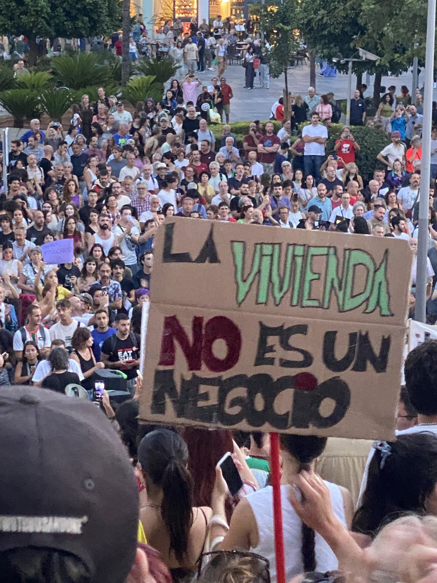jeswonehouse's tweet photo. “Los fondos buitres son los invasores!” #Sevillahoy https://t.co/I785tJAoiF
