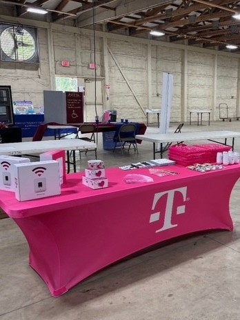 CSource_Tweets's tweet photo. 💪 Our Kendallville team was out and about at a local event, ready to help with all your wireless needs. From upgrades to new lines, we're always here to serve! 🌟 📱 

📍 322 W North St, Kendallville, IN, 46755
📞 260-318-9318

#CSNation #Wireless #Apple #NewPhone #Kendallville https://t.co/UEt3yzxZ1P