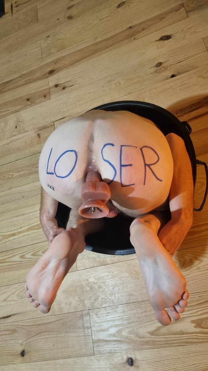 AlphaPyro83306's tweet photo. Je vous présente mon slut, bien à sa place la tête la première dans une poubelle comme une pute, un vrai Loser ! Avec son gode de 21 cm dans le cul, cela compense sa petite queue de 12cm, j'ai pu bien profiter de lui 💦💦

Et toi tu en penses quoi de mon slut ? 😈 https://t.co/GW4ciRd6ep