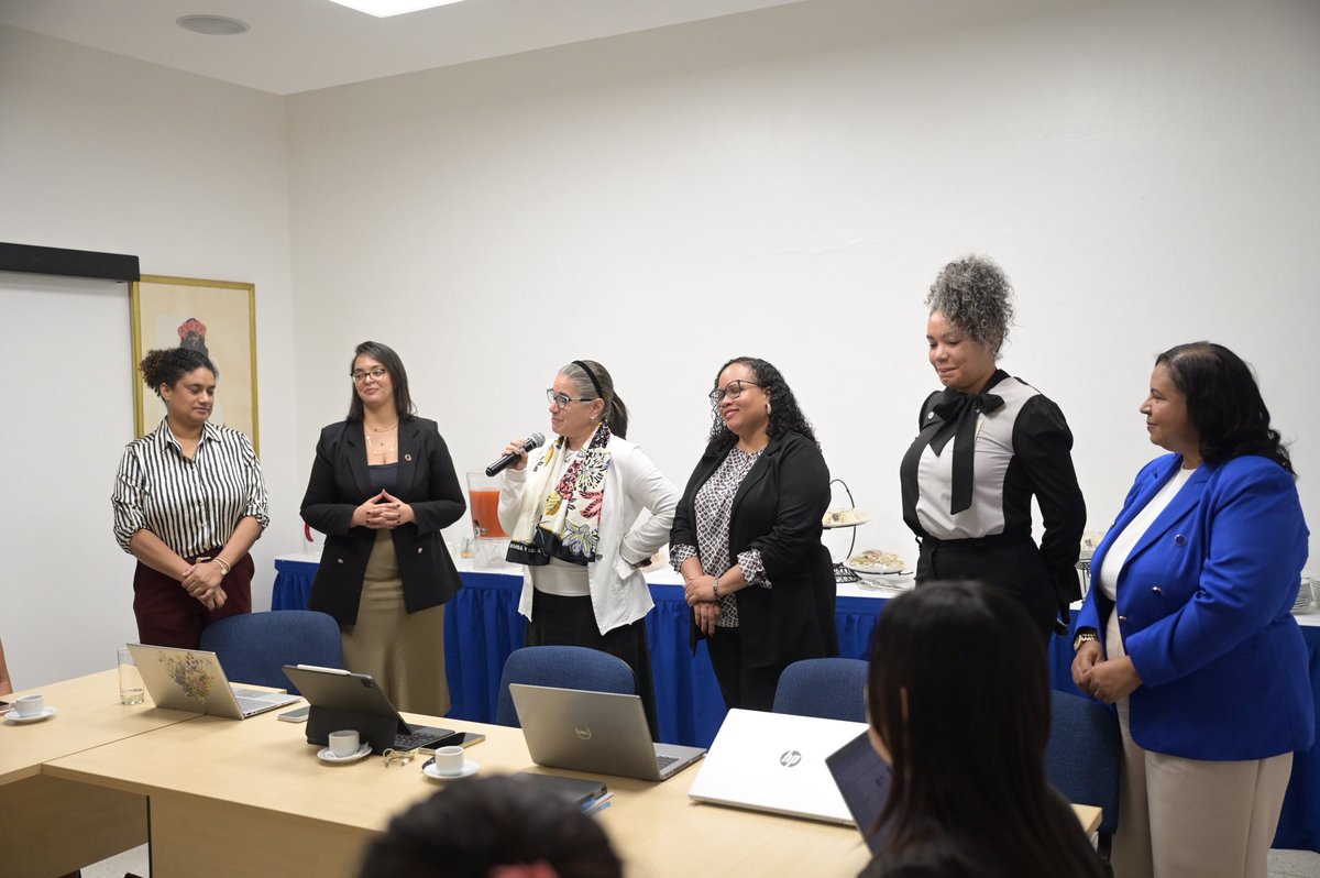MMujerRD's tweet photo. El encuentro contó con las intervenciones de Rosa Matos, Dir. de Transversalidad para la Igualdad, Ana María Díaz, representante residente del PNUD, y las especialistas Alba Polanco y María Fernández Trueba, responsables de la sesión técnica.
#MMujerRD #SelloIgualandoRD #SectorPúblico