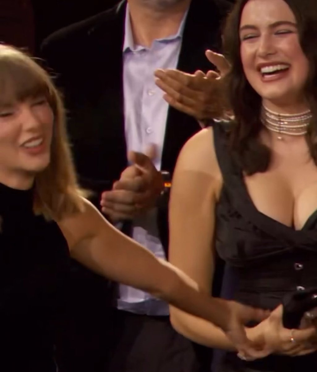 ellabrightbra's tweet photo. Uma fã relatou como foi o momento em que Ella Bright e Taylor Swift se conheceram durante o #VMAs, na noite de ontem (27). 🤍

— “Ela estava de pé, ansiosa para ir até lá, e parecia que ia desmaiar de tanta felicidade. Então, assim que todos se sentaram, Taylor se virou imediatamente para ela. […] Taylor e Tree estavam sentadas lado a lado, e Taylor estendeu o braço na direção de Ella. Em seguida, Tree se levantou e fez sinal para Ella ir se sentar ao lado de Taylor.”