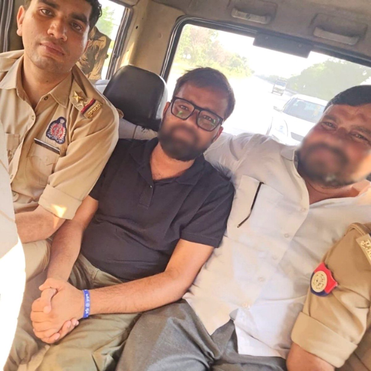 SupriyaShrinate's tweet photo. यूपी पुलिस ने आगरा में ज्ञानेश कुमार के घर के बाहर "वोट चोर" और "गद्दार" लिखने वाले कांग्रेस के साथियों @MukeshDhangar_ और @UPkaAnilyadav को गिरफ्तार किया है

सत्ता में बैठे मगरूर हुक्मरानों - यह कांग्रेस के सिपाही हैं - तुम्हारी गीदड़ धमकियों से न डरेंगे, न झुकेंगे, न रुकेंगे https://t.co/gGF5OmdmlE