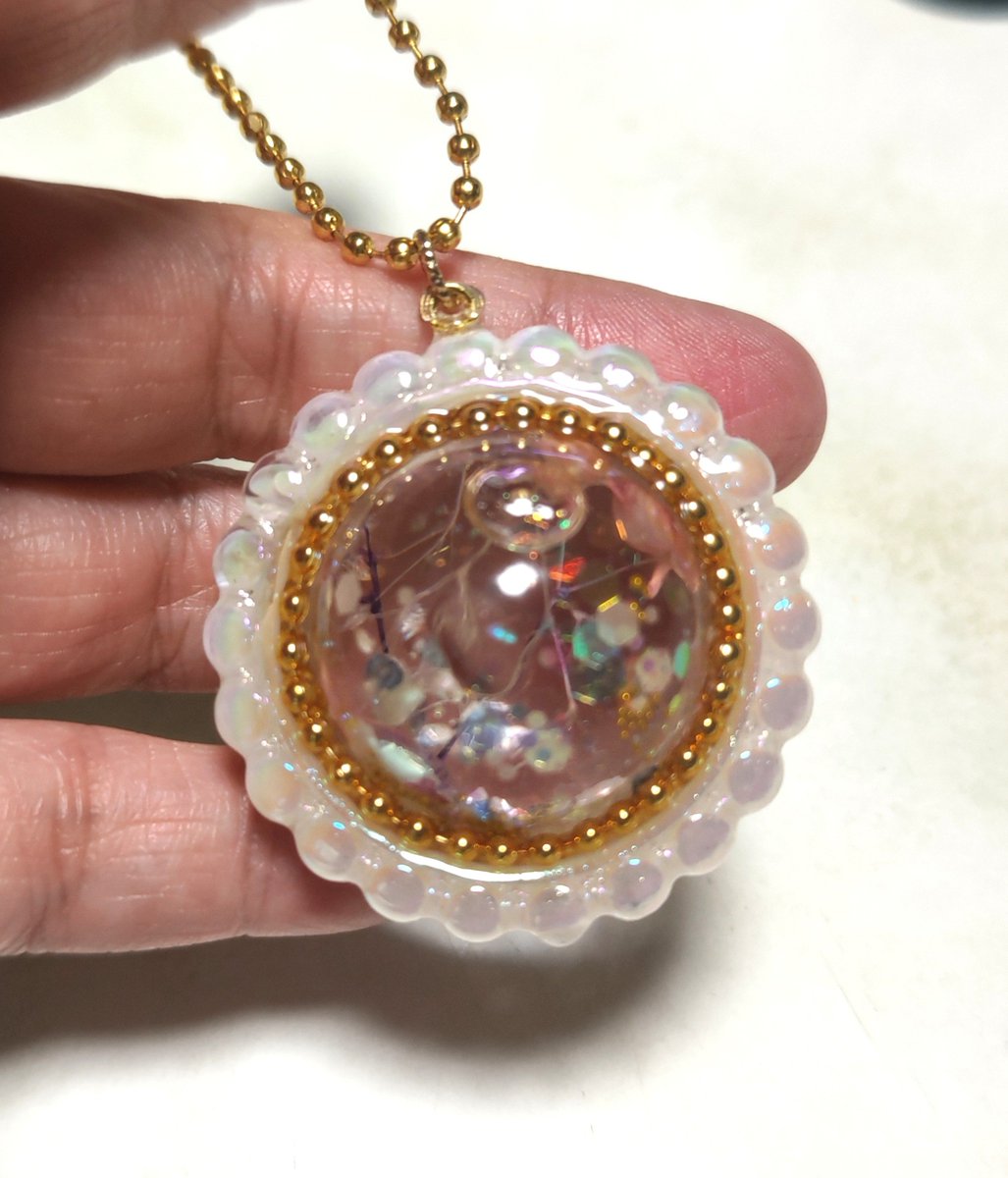 Atorino3's tweet photo. 今日は久しぶりにレジン作品✨
唐突に現れるファンタジーイメージ。
ハーバリウムオイル入りですので動きます～✨

 #ハンドメイド好きさんと繋がりたい
 #ハンドメイト 
 #レジン https://t.co/1laombYLlL