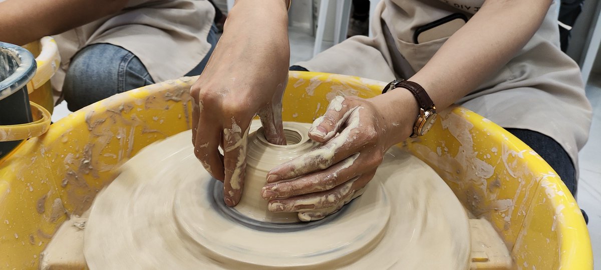 Shanellegiwgxj's tweet photo. Sumérgete en un taller de cerámica creativo hoy, da forma a tu obra de arte única y siente la magia del barro. https://t.co/70njE9UgVj