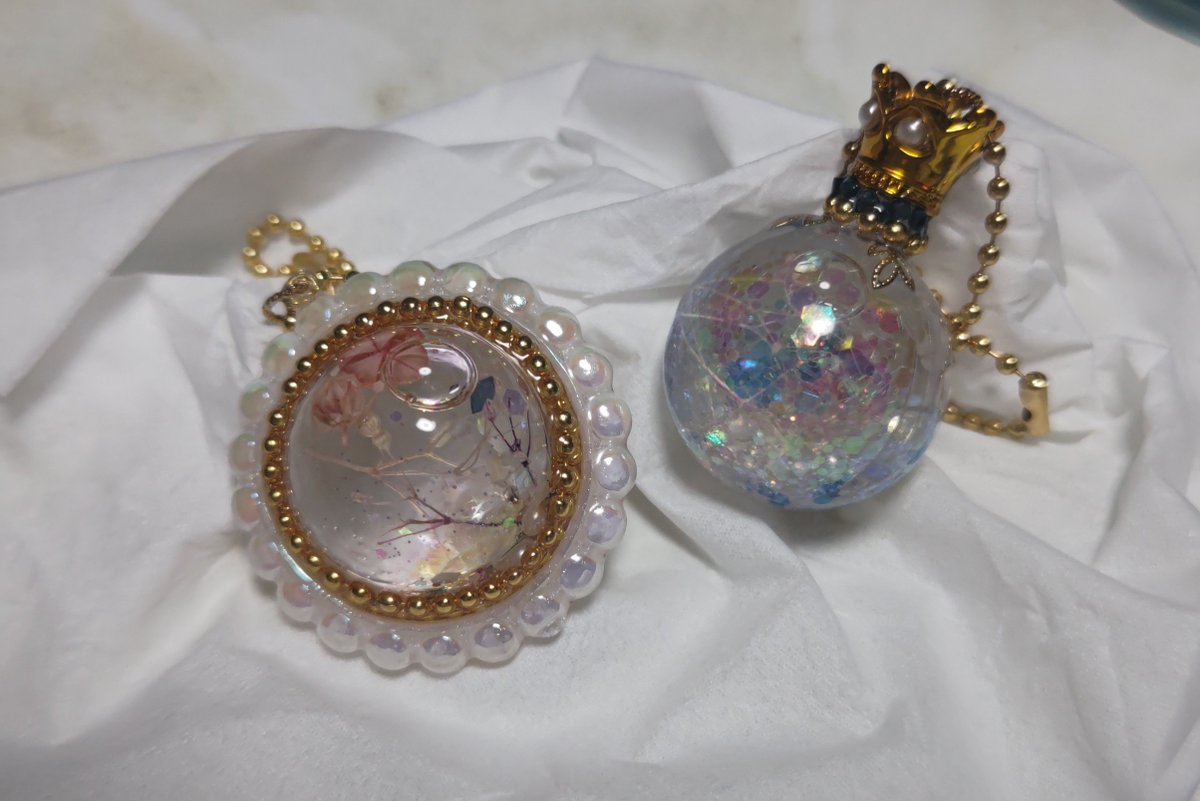 Atorino3's tweet photo. 今日は久しぶりにレジン作品✨
唐突に現れるファンタジーイメージ。
ハーバリウムオイル入りですので動きます～✨

 #ハンドメイド好きさんと繋がりたい
 #ハンドメイト 
 #レジン https://t.co/1laombYLlL