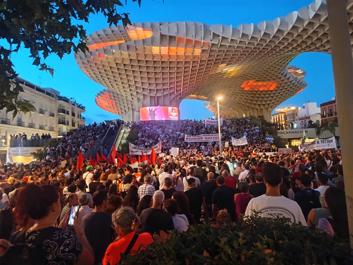manudh1994's tweet photo. Sevilla qué bonita te pones cuando luchas. https://t.co/4L09OtqqOA