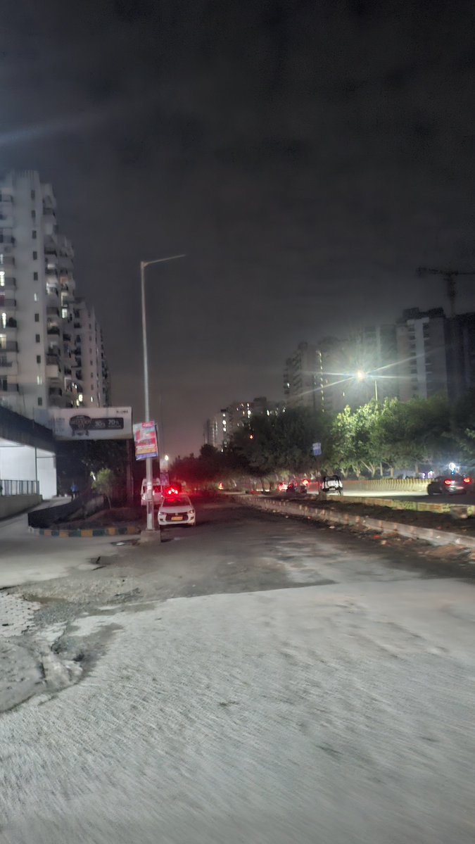 GBNVikasSamiti's tweet photo. 💡 Pole है, वायर कनेक्शन है… लेकिन Light गायब है!
📍 लोकेशन: Gaur City 1 और Gaur City 2 के बीच की सर्विस रोड
लगभग 6 महीने से इस सर्विस रोड पर यही हाल देखा जा रहा हैं, कभी तो इस पोल पर स्ट्रीट लाइट जलेगी… लेकिन अब तक सिर्फ निराशा हाथ लगी।
अंधेरी सड़क = सुरक्षा पर सीधा सवाल। 🚨
संबंधित विभाग @OfficialGNIDA से अनुरोध है कि missing street light को जल्द लगाकर इस सर्विस रोड को सुरक्षित बनाया जाए।
#GreaterNoidaWest #GaurCity #StreetLight #RoadSafety #NoidaExtension