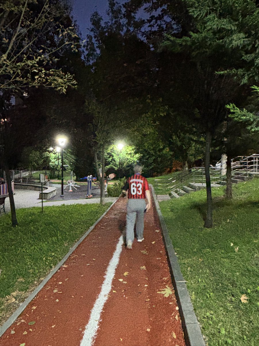 BO_Osmanagaoglu's tweet photo. Belediye Başkanımız  Nihat Çiftçi Bey’in hediyesi olan,Karaköprü Belediyespor  formamızla  yürüyüşümüze biraktigimiz yerden devam ediyoruz.
Değerli Başkanıma,Meclis Üyelerimize ve Tüm mesai arkadaşlarımıza 
Selam Sevgilerimle

Sağlıklı yaşam için,
Kalbiniz ❤️için 
Mutlaka yürüyüş https://t.co/8Q8Z9ugR9M
