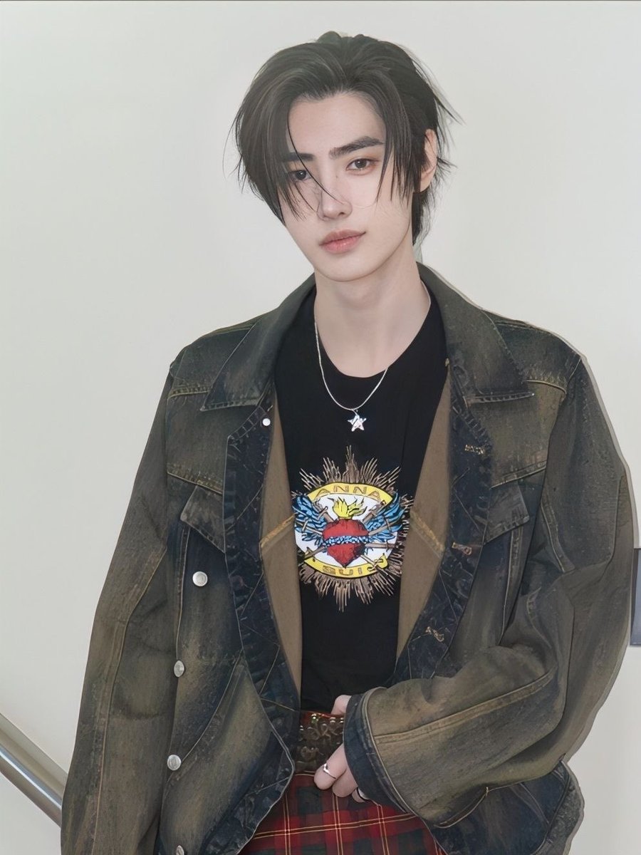 sunsunizm's tweet photo. I genuinely believe sv hoon belongs in the history books…The fact that he styled this entire look himself makes it even more special. https://t.co/U0Fm7Qdqu6