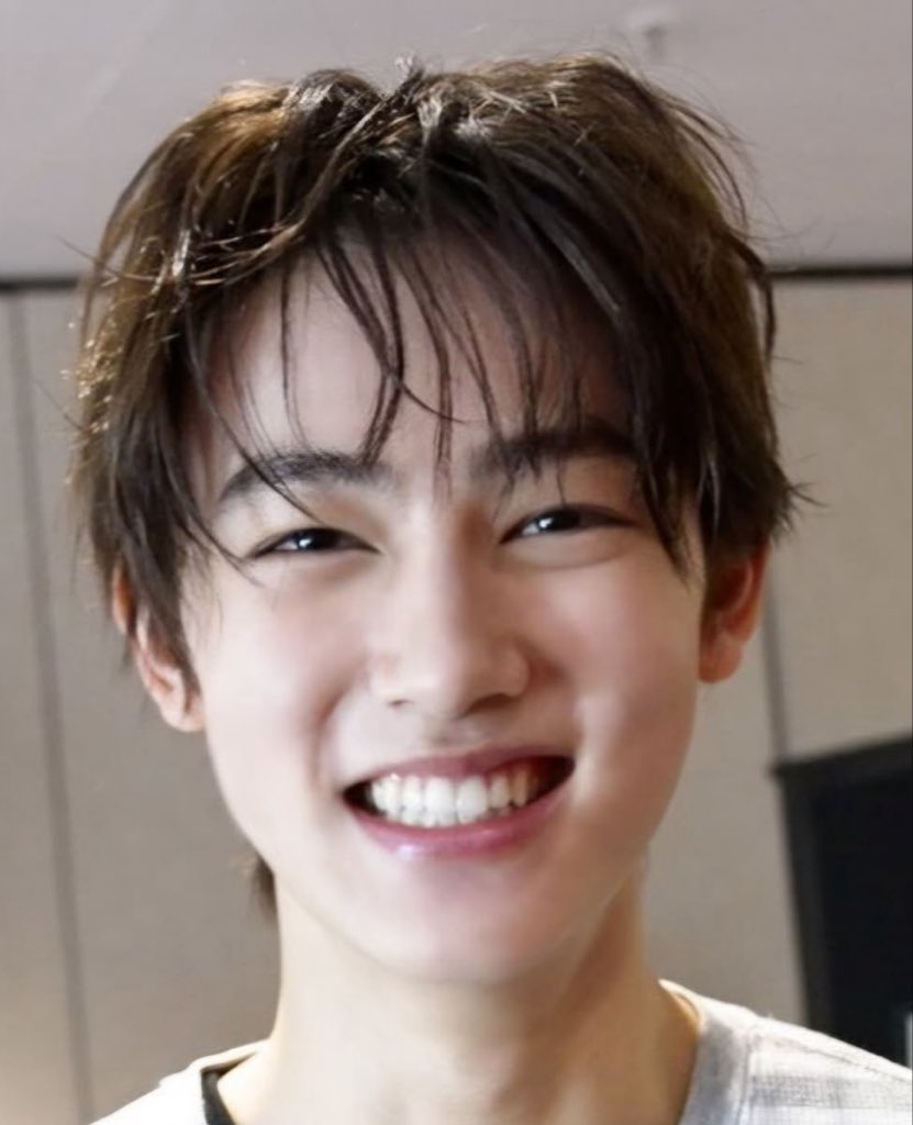 86cwjm's tweet photo. When😭he😭smiles😭and😭his😭eyes😭get😭smaller 😭 ◠‿◠ 😭 https://t.co/IvEEKcHOui