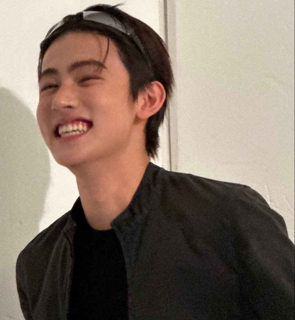 86cwjm's tweet photo. When😭he😭smiles😭and😭his😭eyes😭get😭smaller 😭 ◠‿◠ 😭 https://t.co/IvEEKcHOui