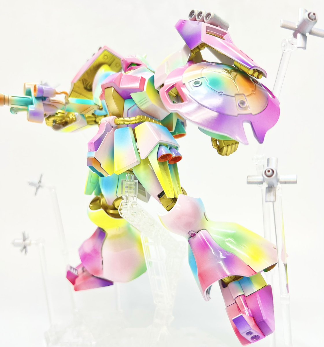 ouchide_plamobu's tweet photo. HGUC 1/144 ヤクト・ドーガ(クェス・エア専用機)をリンプラカラーを使って塗装させていただきました！٩( 'ω' )و

プラネット=世界=宇宙というイメージで色とりどりの塗料がお互いを繋ぎ引き立て合うイメージで塗装してみました◖ฺ|´꒳` |◗♪

メンバーさんのメンカラをそれぞれ取り入れさせていただいた結果本当に幻想的な塗装にできた気がします！

リンプラカラーの魅力が少しでも多くの人に伝わりますように( ˘ω˘ )
素敵な塗料の開発と素敵なコンテストの開催ありがとうございます！！

リンクルプラネットの皆さんも応援しておりまーす！！

#GSIクレオス #リンプラ塗装コンテスト2 #バンダイ