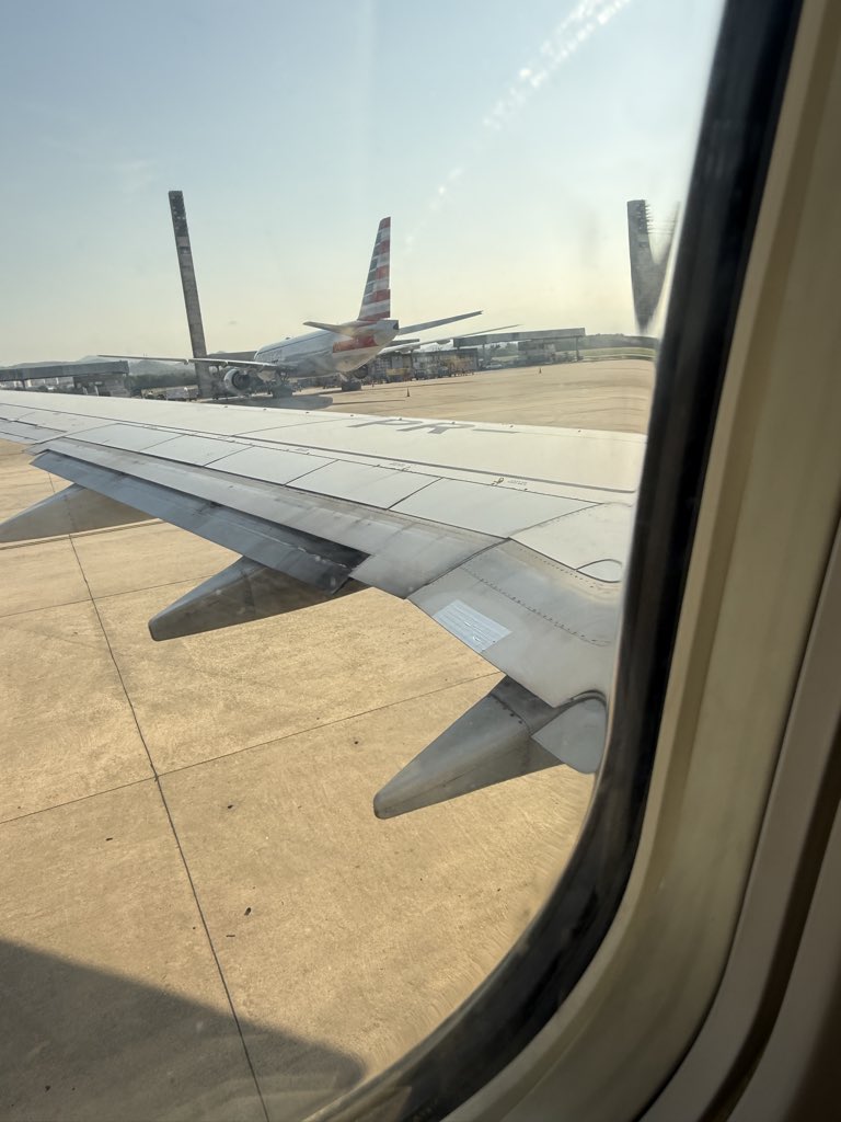 JoeTrahan's tweet photo. Sure hope that tape holds.
😳 https://t.co/whN7jhhlFO