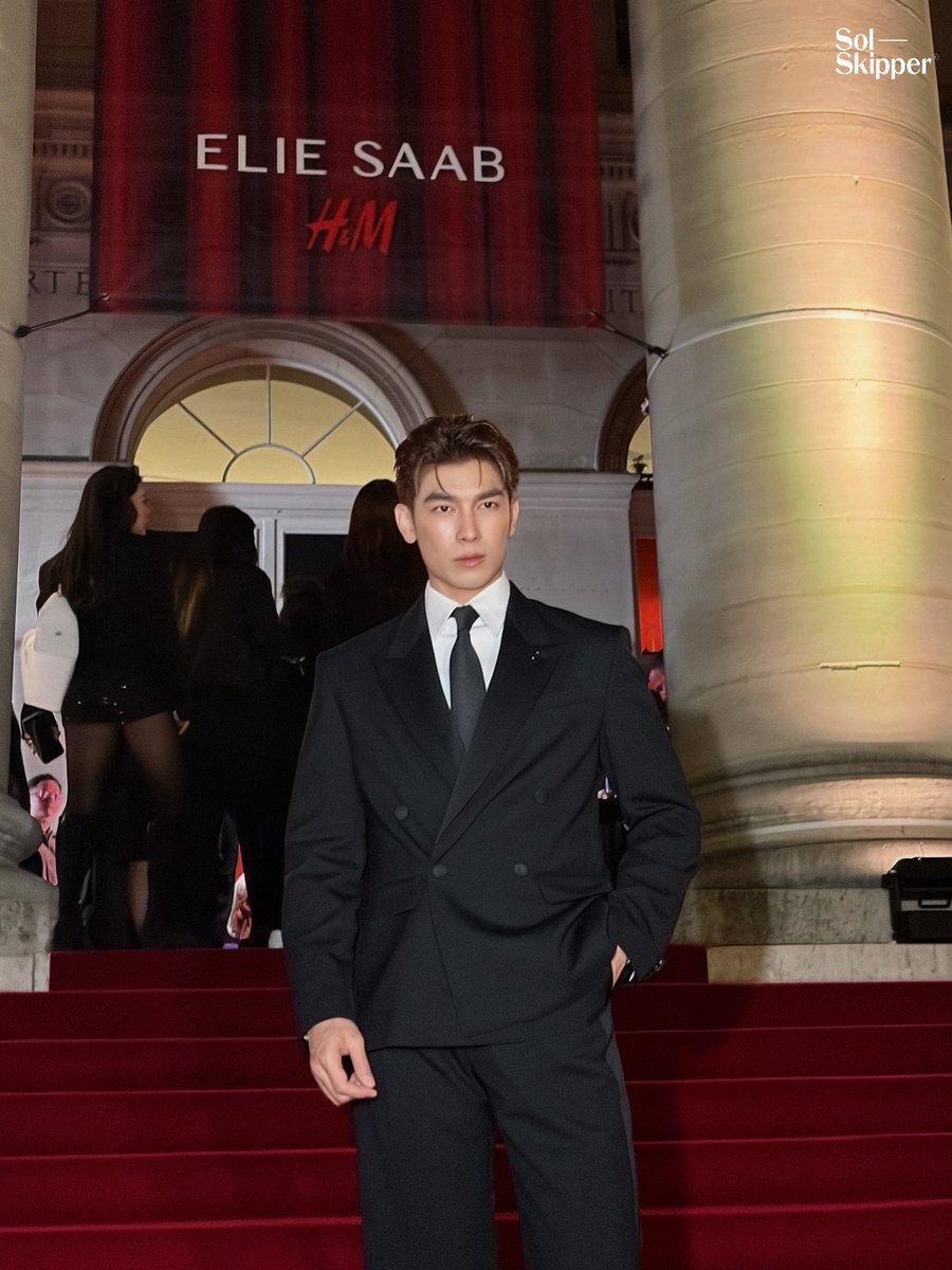 SolSkipperCo's tweet photo. Stepping into the night 
in ELIE SAAB x H&amp;M.❤️

MEW X ELIE SAAB HM 

@MSuppasit
#ELIESAABxHMwithMew
#MewSuppasit
#HM #HMThailand #HMThailandxMEW https://t.co/m9zggEAj8N