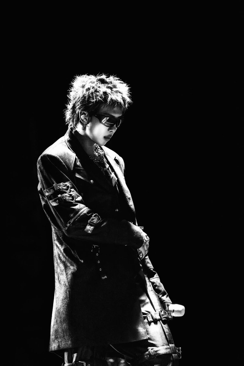 SArkive07's tweet photo. A rapper, a singer, a dancer, a leader, a lyricist, a composer, a producer, an artist, a performer, a reader, an explorer, a learner, and NOW a museum curator 

DAMN….. he is hot. https://t.co/QUlkYsELmF