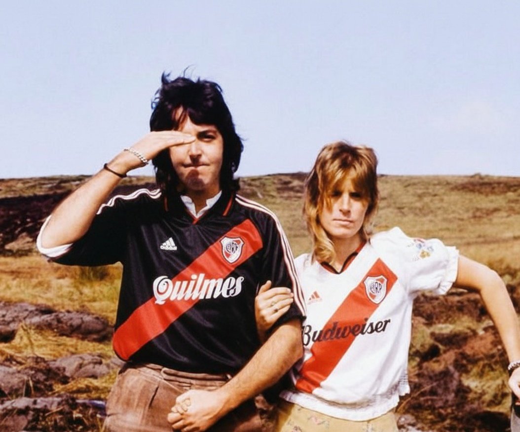 milloswiftie's tweet photo. feliz día del hincha de River a todos, en especial a ellos dos https://t.co/vXFR5meE2O