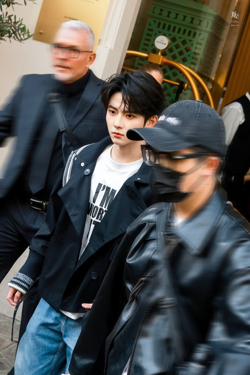 Mar3541704's tweet photo. Mu Zhicheng brings such a beautiful energy to Paris. 🇫🇷✨

ZHICHENG LOREAL SHOW

#MUZHICHENGxLorealParis
#MUZHICHENG https://t.co/EMg9jCIvok