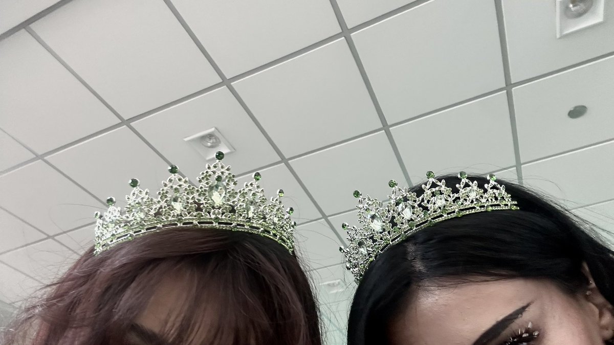 riirsic's tweet photo. ملكات👸🏻👸🏻 https://t.co/odEiU7F5Cm
