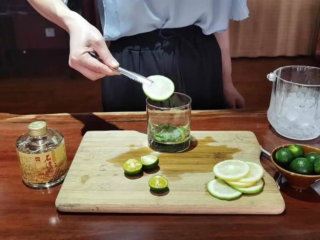 JoaneAttwofu3's tweet photo. Hoy preparamos una limonada refrescante: mezcla jugo de 3 limones, 2 cucharadas de azúcar y agua fría, lista en 5 minutos para calmar el calor! https://t.co/vLte7Gg8uJ
