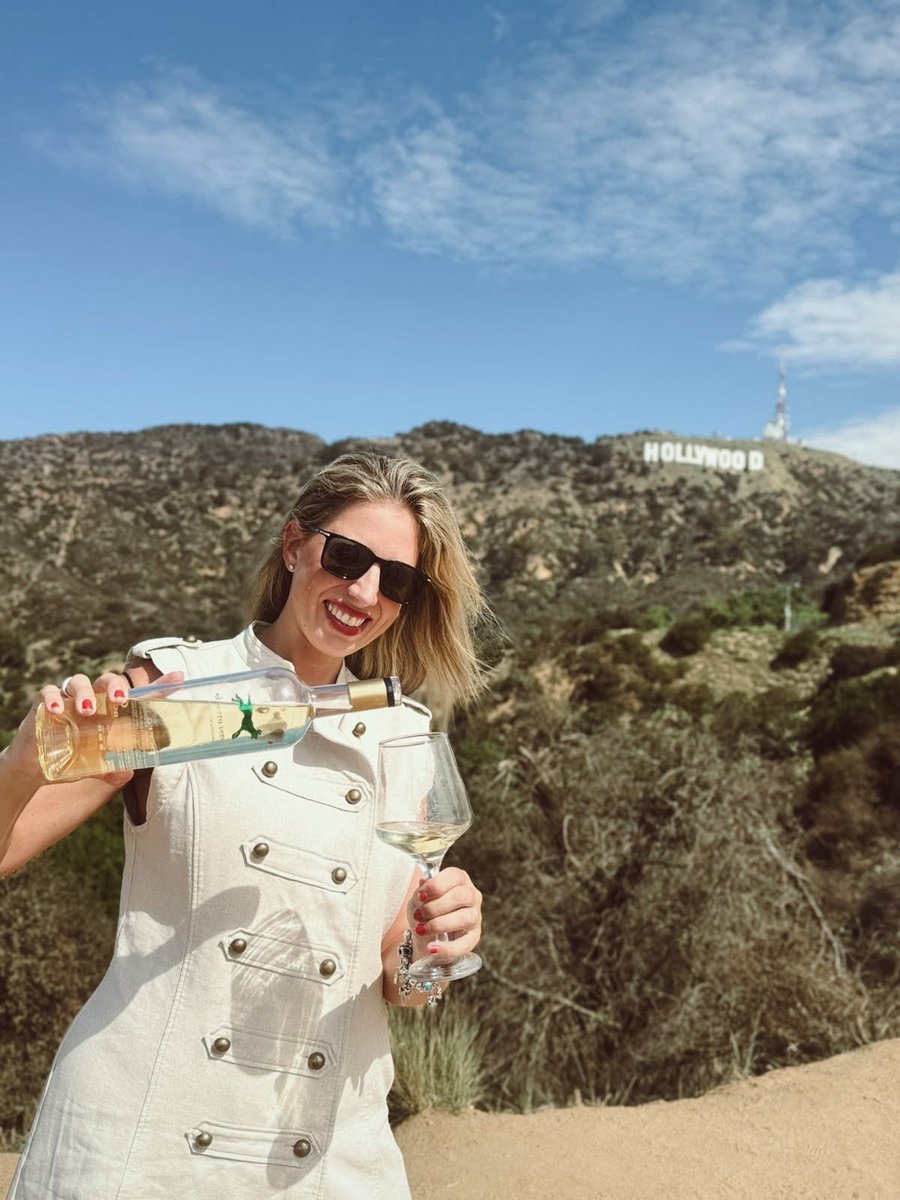 flogemba's tweet photo. 🐕💚🍇 Perro Verde llegó a Hollywood. 🎬✨

Un brindis por todo lo que estamos construyendo con Uvas Felices. 🍷⭐️

🛒 Disponible para profesionales en la app B2B de Vila Viniteca.

📥 ¿Quieres más información? Escríbeme por DM.

#PerroVerde #UvasFelices #Hollywood #vilaviniteca https://t.co/rExiMZ0s2p