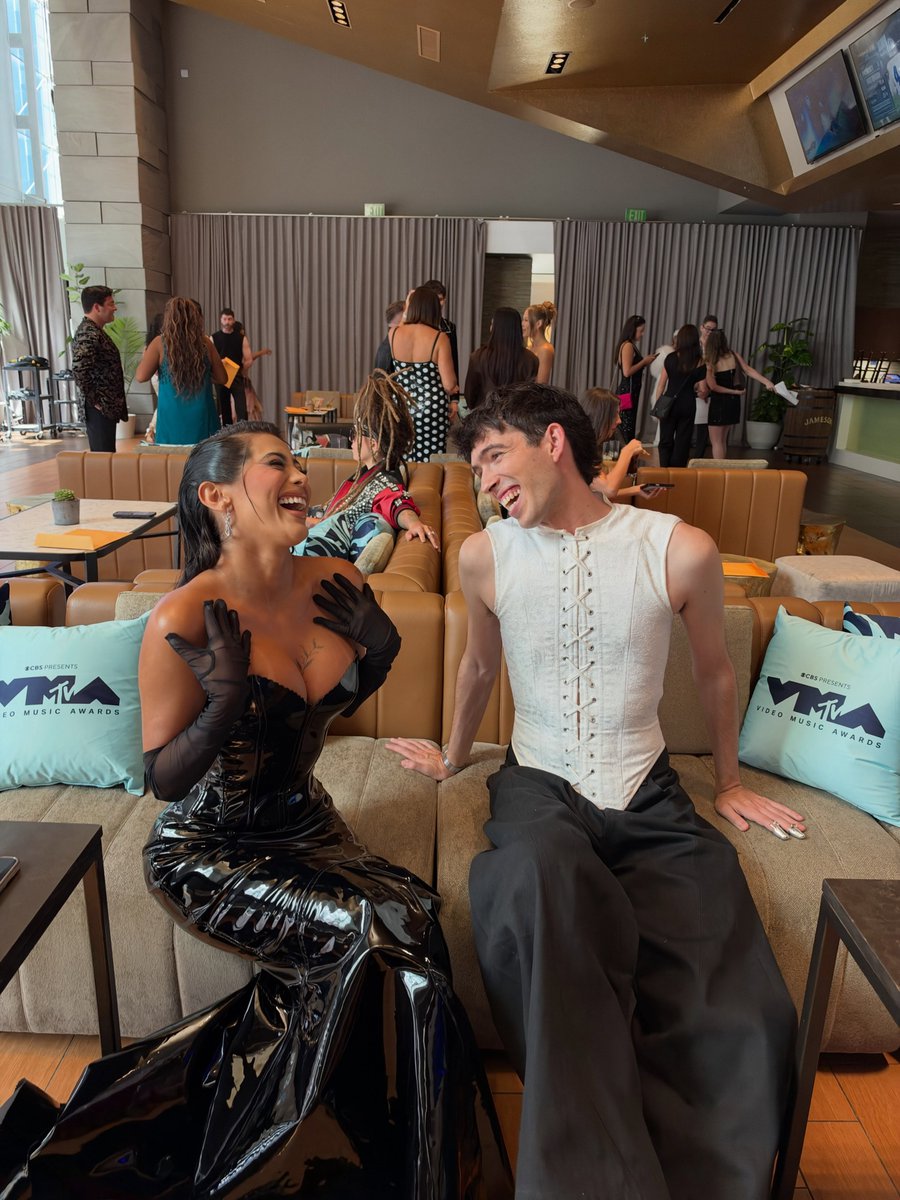 _lakimi_'s tweet photo. kim y Pablo en los #vmas 

Él es profesor de OT España, trabajó con Miriam Rodriguez mi otra favorita en OT.

Es muy curioso ver mis dos mundos juntos 😅

@kimshantalll @pablolluch_ https://t.co/EBGozfi8gV