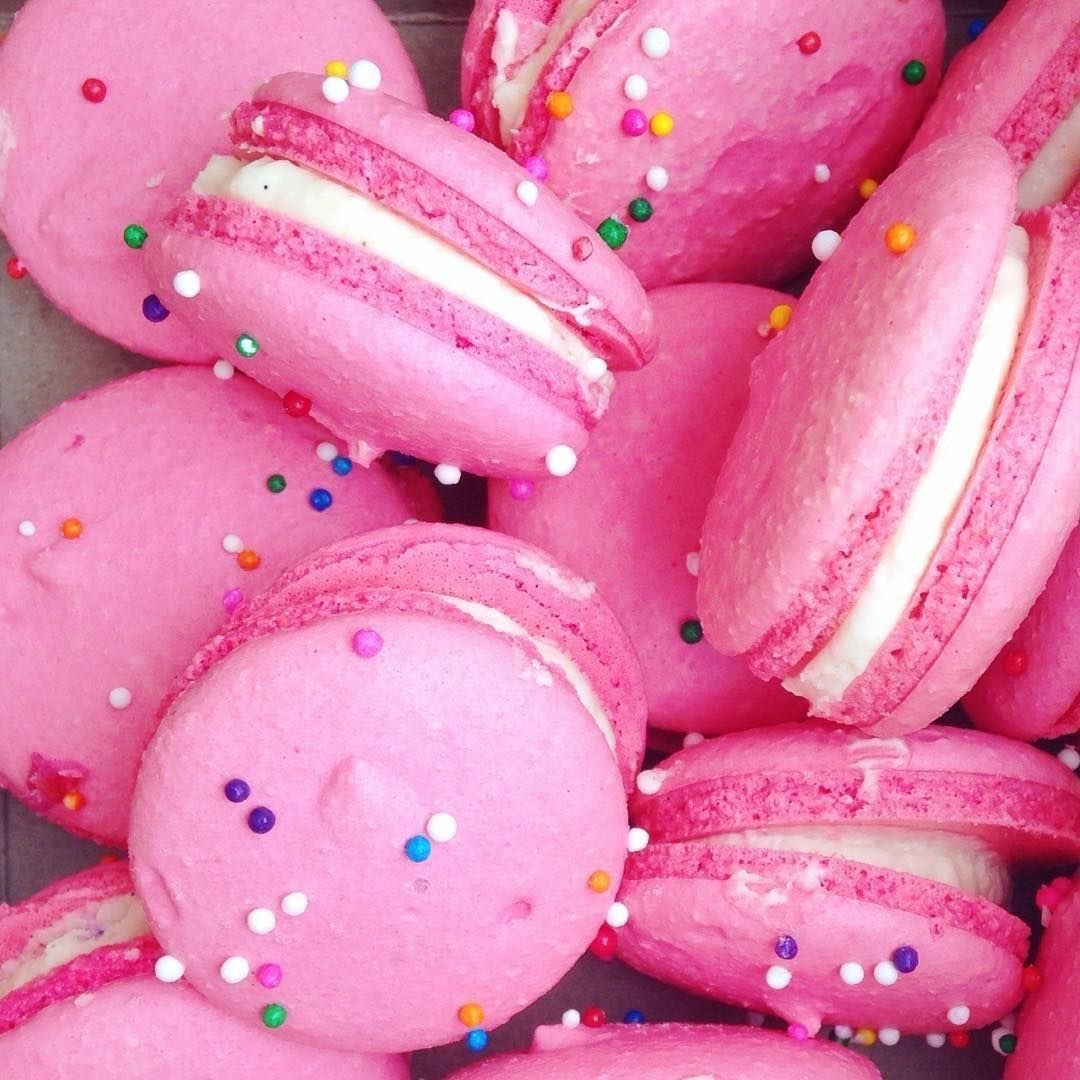 pinkaminaa's tweet photo. pink deserts remind me of pinkie pie🧁🧁🧁🍭 https://t.co/gPkjXnwTr2