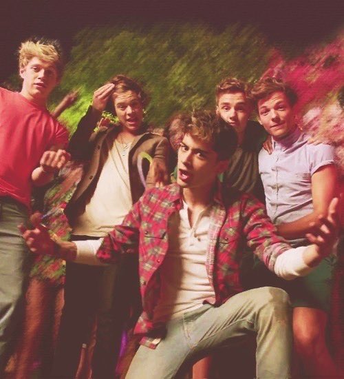 tcquilasunriise's tweet photo. 14 years ago Live While We’re Young released. 

crazy. https://t.co/x2dvPiGre1