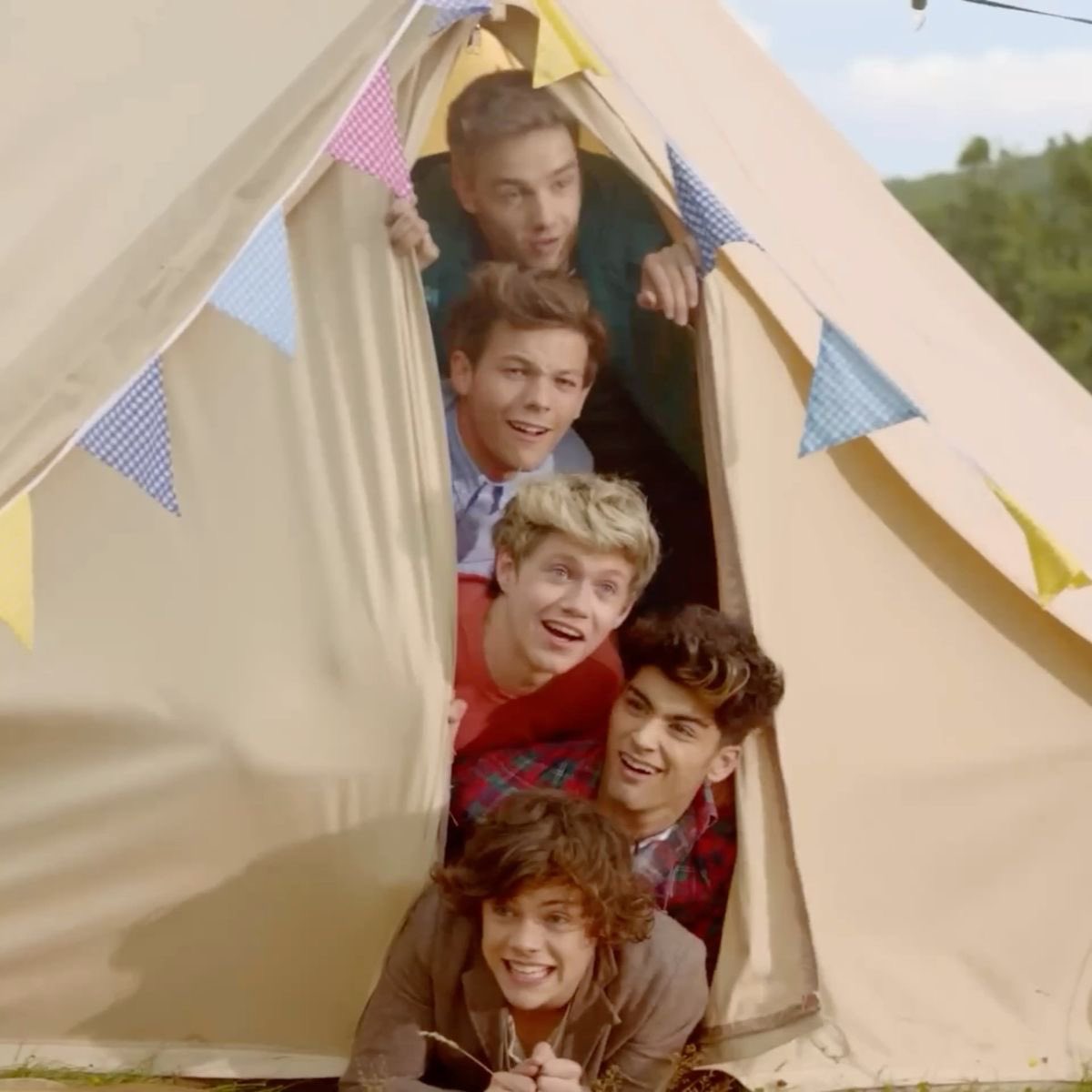 tcquilasunriise's tweet photo. 14 years ago Live While We’re Young released. 

crazy. https://t.co/x2dvPiGre1