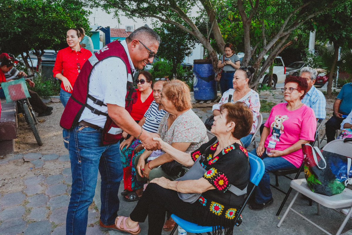 dominguez_migue's tweet photo. Eduardo López Arias fortalece diálogo con vecinos de Fuentes Sección Lomas

REYNOSA.- El Consejero Estatal de MORENA, Arq. Eduardo López Arias, sostuvo una asamblea con vecinos de la colonia Fuentes Sección Lomas, donde se generó un espacio de diálogo y participación con militantes y simpatizantes del movimiento. Durante el encuentro, López Arias hizo entrega de ejemplares del periódico Regeneración y compartió información sobre los avances y el trabajo que realiza MORENA.

Asimismo, durante la asamblea se destacó el trabajo que encabeza la Presidenta de México, Dra. Claudia Sheinbaum Pardo, así como las acciones impulsadas por su administración en el marco del proyecto de transformación nacional. El encuentro permitió fortalecer la comunicación con los vecinos y mantener un acercamiento directo con la ciudadanía.