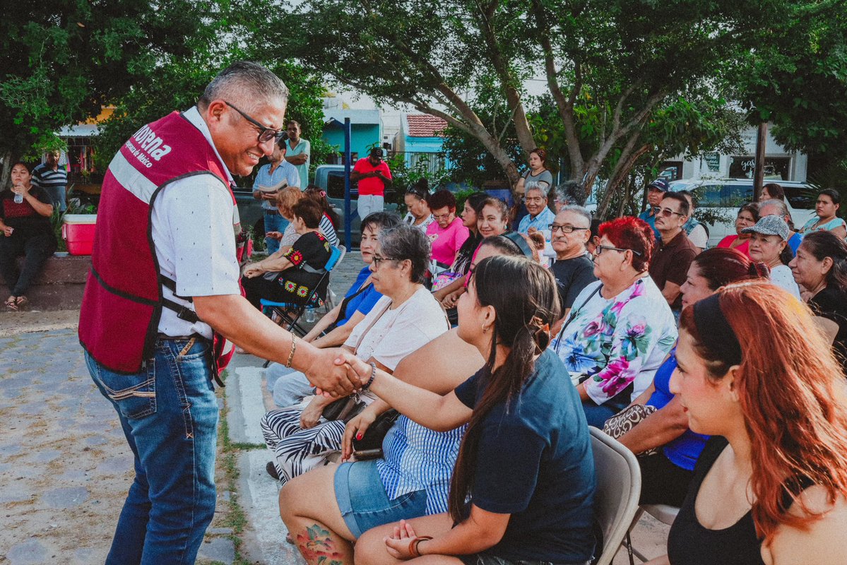dominguez_migue's tweet photo. Eduardo López Arias fortalece diálogo con vecinos de Fuentes Sección Lomas

REYNOSA.- El Consejero Estatal de MORENA, Arq. Eduardo López Arias, sostuvo una asamblea con vecinos de la colonia Fuentes Sección Lomas, donde se generó un espacio de diálogo y participación con militantes y simpatizantes del movimiento. Durante el encuentro, López Arias hizo entrega de ejemplares del periódico Regeneración y compartió información sobre los avances y el trabajo que realiza MORENA.

Asimismo, durante la asamblea se destacó el trabajo que encabeza la Presidenta de México, Dra. Claudia Sheinbaum Pardo, así como las acciones impulsadas por su administración en el marco del proyecto de transformación nacional. El encuentro permitió fortalecer la comunicación con los vecinos y mantener un acercamiento directo con la ciudadanía.