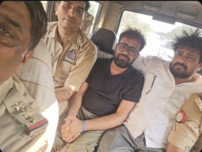 JaipurDialogues's tweet photo. Video - Action - Spray Painting on Gyanesh Kumar House

Reaction (Image) - UP Police Ki Dhulai 

Yogi Ka Nyay! https://t.co/RePd7jaUCw