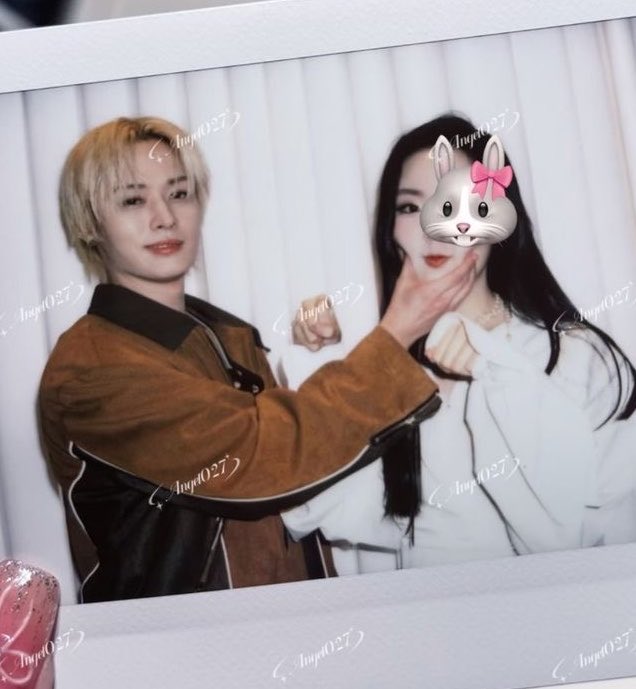 minhoautism's tweet photo. this one makes me laugh still too he's squishing the life out of her. and the silly cat smile 😭😭😭 https://t.co/CLmWaDQHJv