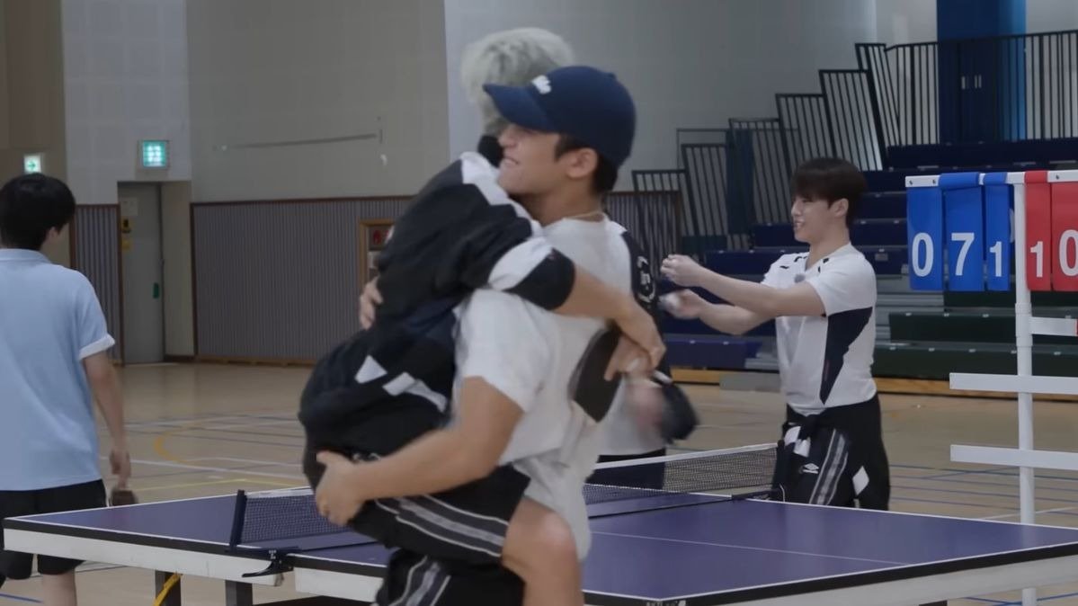 cheolhanglazer's tweet photo. NO REASON for them to be doing allat https://t.co/KlDuE5aFaO