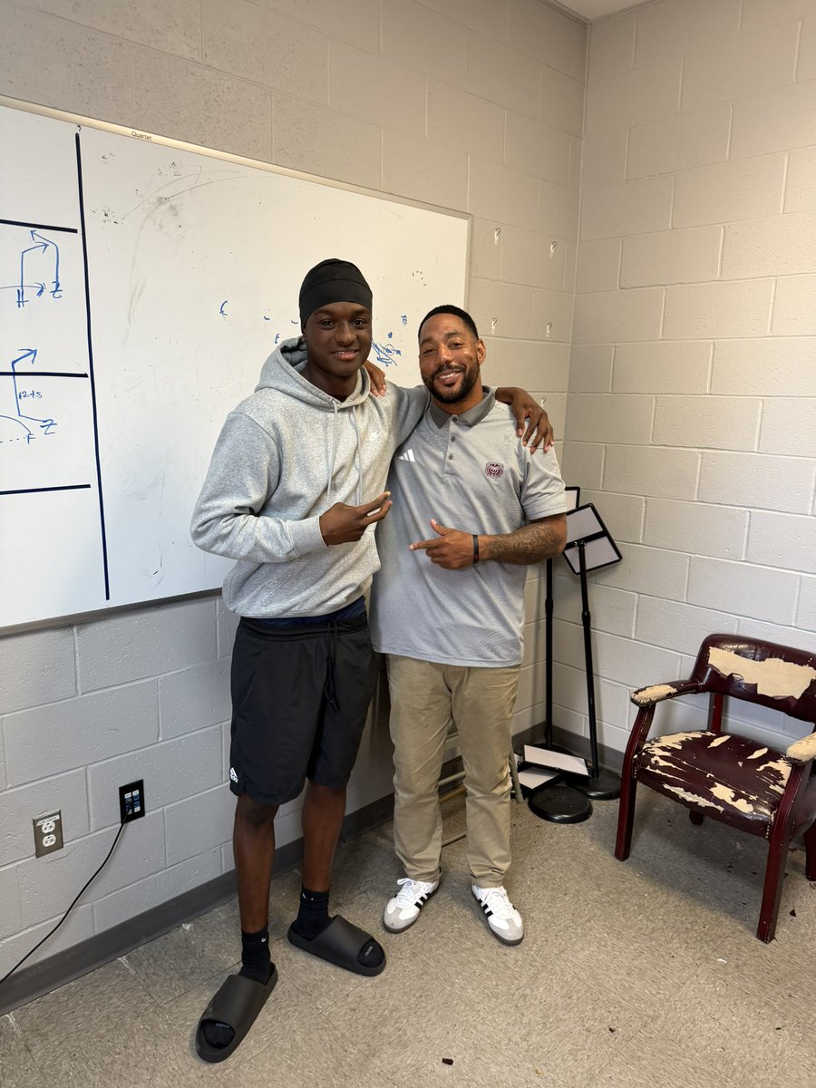 JadenMoses2022's tweet photo. Appreciate coach @JaySaff85 for stopping by today. https://t.co/J8A2a0MMBE