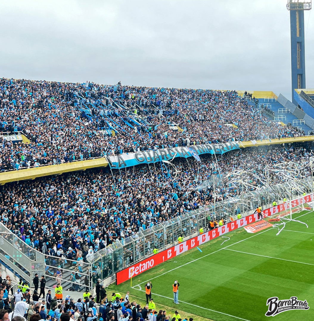 barrabrava_net's tweet photo. La Guardia Imperial - Racing Club ayer ante Boca Juniors en el Estadio Gigante de Arroyito, Rosario, Argentina, por los cuartos de final de la Copa Argentina 2026 https://t.co/0KXHQKEEGM