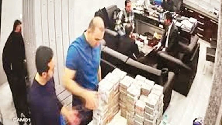 medyamuhtari's tweet photo. @eczozgurozel Halen utanmadan savunduğun arkadaşlarından 2 Lira değil, kuleler çıktı kuleler.

2 Lira değil, Baklava kutularında milyon milyon eurolar çıktı.

2 Lira değil, Bahçe duvarına bırakılan bavullarda milyon milyon eurolar çıktı. sizin Lira ile işiniz olmaz ki. https://t.co/SHIXEJeVPS