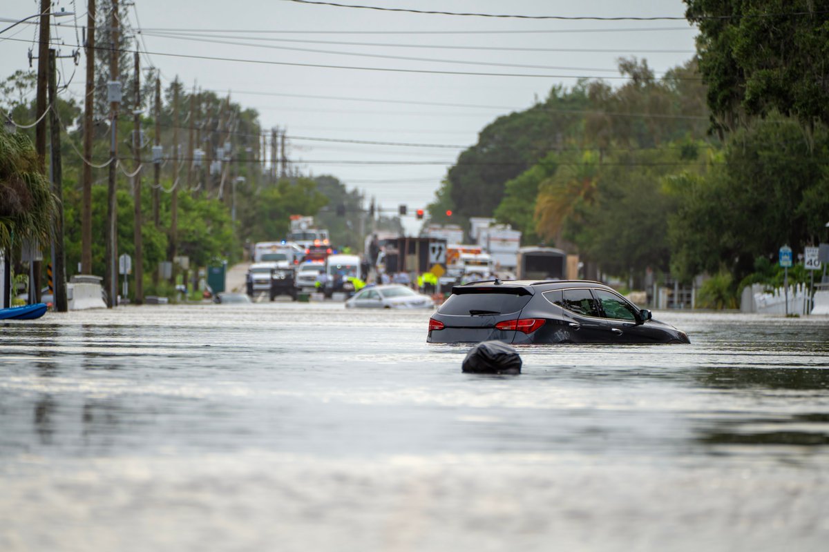 AustinHSEM's tweet photo. 🔍 Spotting the signs of flash flooding can save lives. Watch for rising water levels, fast-moving currents, and overflowing drains. Be vigilant, and be prepared! 💪 #FlashFloodAwareness #BePreparedTexas
___
🔍 Detectar las señales de inundaciones repentinas puede salvar vidas. Observa los niveles de agua en aumento, las corrientes de rápido movimiento y los desagües desbordados. ¡Mantente vigilante y prepárate! 💪 #ConcienciaDeInundacionesRepentinas #PreparadoTexas