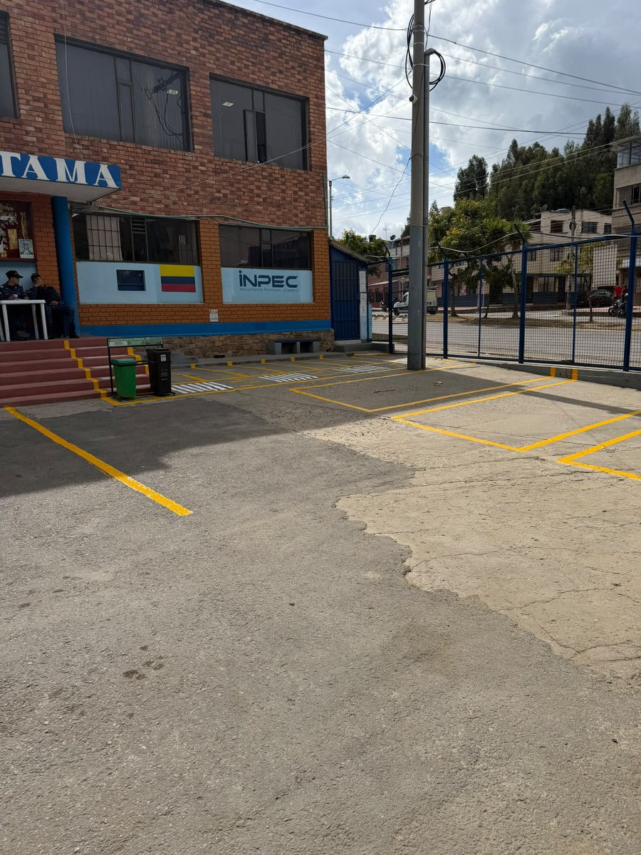 INPEC_Colombia's tweet photo. 📍#Duitama | Personas privadas de la libertad lideraron una jornada de señalización de parqueaderos y senderos peatonales, transformando la movilidad interna y optimizando el espacio.
👍#BuenaEsa por la resocialización con propósito. https://t.co/VjKDxc2OTZ