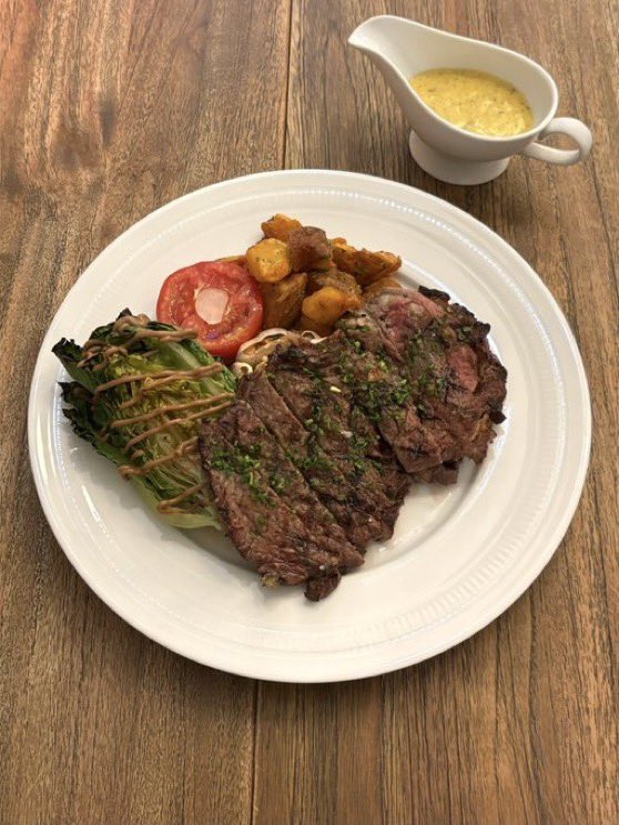 onyxmiya's tweet photo. i treat my cravings like i’m pregnant and my baby is asking for ribeye steak and fried calamari https://t.co/EOyU3o7Kf4