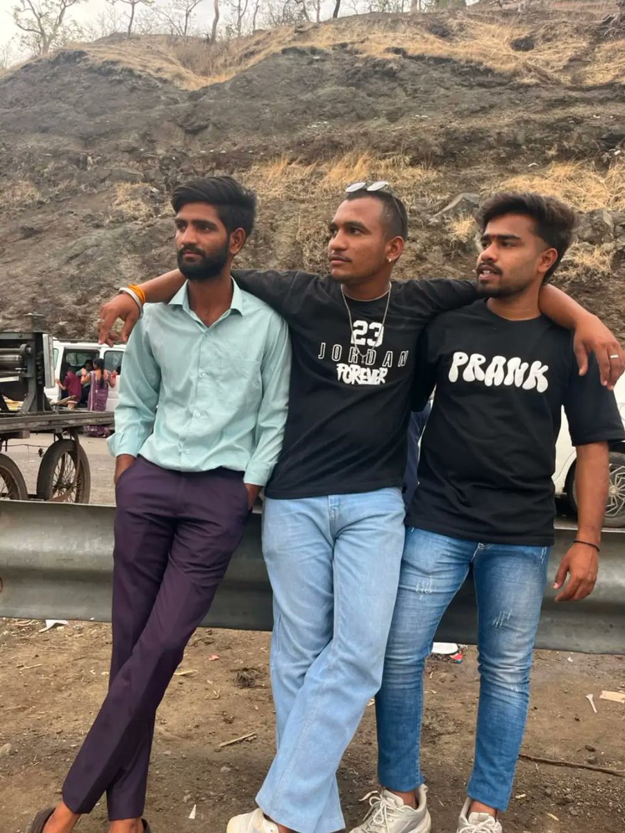 DebbraLogwn5co's tweet photo. Brothers—not the ones who merely say “you’re my life, ” but the friends who would give their lives. I may not have a Kohinoor, but we brothers have each other’s love. https://t.co/MaTppNMlzh