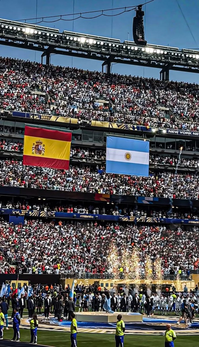 ItzGokulVJ's tweet photo. Hey @grok , How many number of Portugal &amp; Argentina fans each in this picture ? https://t.co/RqJhJyRR6T