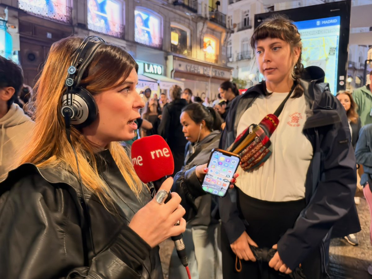 radio5_rne's tweet photo. 🎙️RNE en directo desde la acampada por la vivienda de la Puerta del Sol

#24horasRNE con @lhermoso_, en directo. Ricardo es uno de los muchos jóvenes que se han acercado a la acampada: "Tenemos que depender de nuestras familias hasta los treinta y pico años y eso es insostenible. Ahora mismo estoy alquilando una habitación sin ventana en Madrid. Me está costando más de 700€. Con diez compañeros de piso"

https://t.co/54mcERDPVm